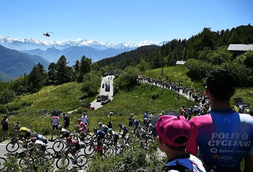 Пелотон на горном серпантине Джиро д'Италия